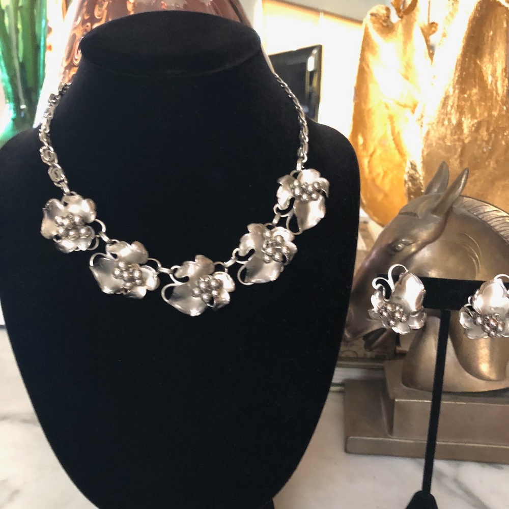 VTG Pretty Silver Floral Necklace & Earrings Set